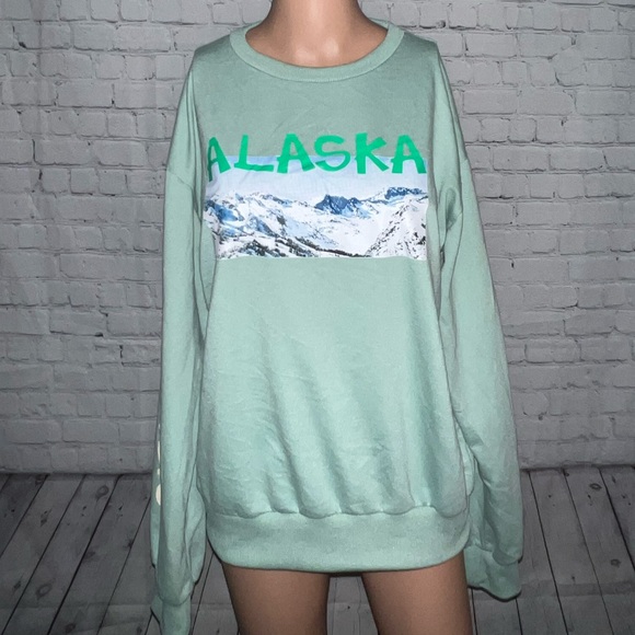 ROMWE Tops - Romwe Green Alaska Mountains Sweatshirt size L